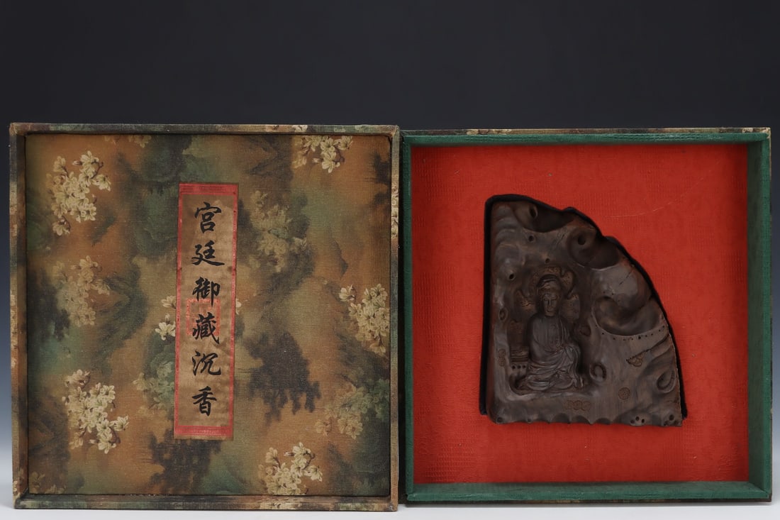 An Exquisite Eaglewood Statue of Avalokitesvara Pattern Ornament: An Exquisite Eaglewood Statue of Avalokitesvara Pattern Ornament Qing Dynasty, China Qianlong Six-character Mark Size:6.6inx2.6inx6.9in沉香木倒流香观音&