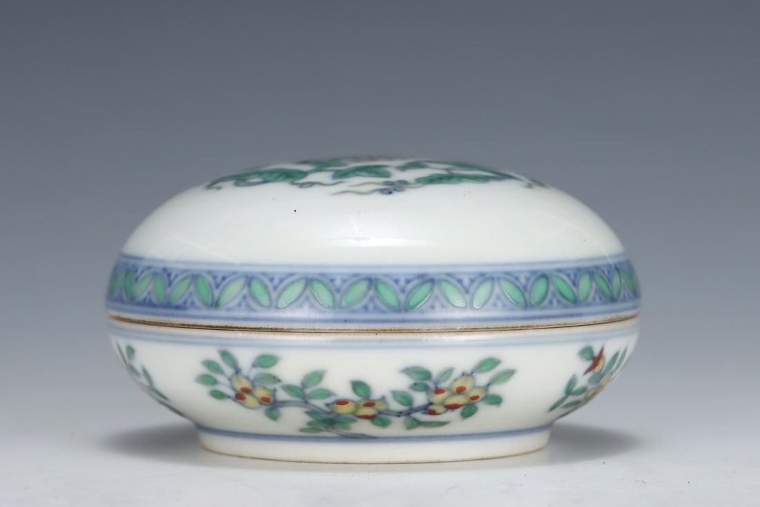 An Exquisite Doucai Flower Pattern Box - 2