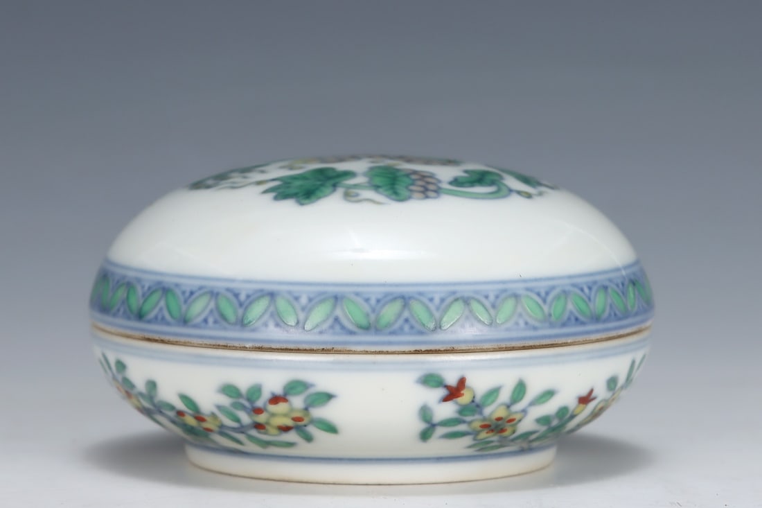 An Exquisite Doucai Flower Pattern Box - 4