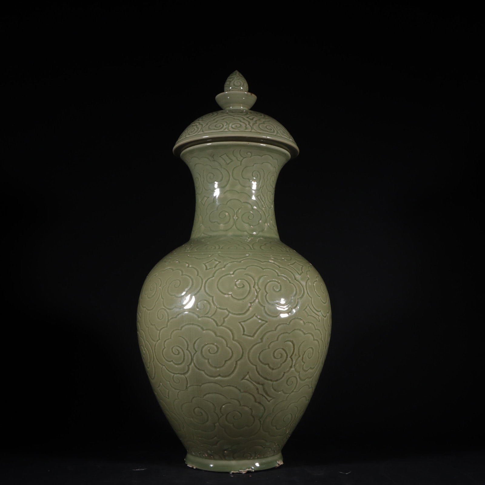 An Exquisite Yue yao Celadon Vase: An Exquisite Yue yao Celadon Vase Tang Dynasty, China Size:18.3inx8.7in越窑秘色青磁云如意纹带盖尊 中国唐