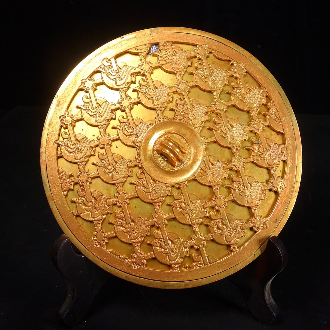 An Exquisite Gilt Bronze Round Mirror: An Exquisite Gilt Bronze Round Mirror Qing Dynasty, China Size:7.5in Weight:727g铜鎏金镂空镜 中国清代 Size:19cm Weight:727g