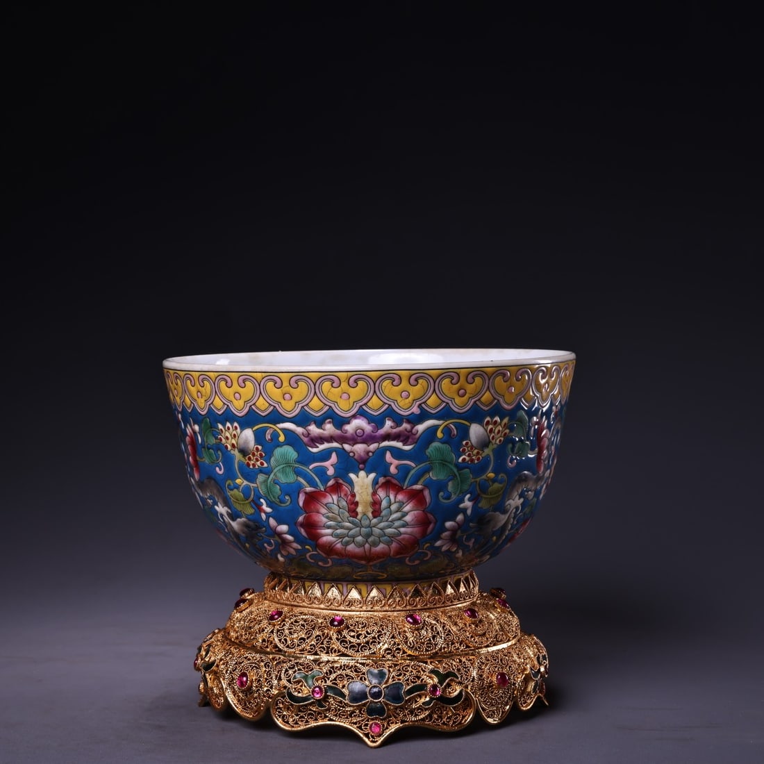 An Exquisite Famille-Rose Inlaid Gilt Silver Lotus Pattern Dragon Pattern Bowl: An Exquisite Famille-Rose Inlaid Gilt Silver Lotus Pattern Dragon Pattern Bowl Qing Dynasty, China Kangxi Four-character Mark Size:4.3inx5.1in Weight:360g粉彩银花丝ແ