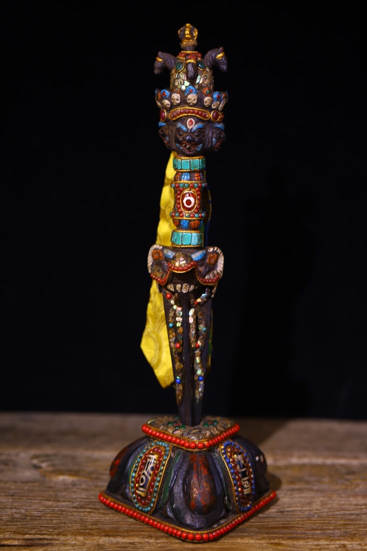 An Exquisite Bronze Inlaid Gems Dzi Bead Vajry Pestle: An Exquisite Bronze Inlaid Gems Dzi Bead Vajry Pestle Qing Dynasty, China Size:13.6inx5.1in Weight:1150g铜嵌宝石天珠法器 中国清代
