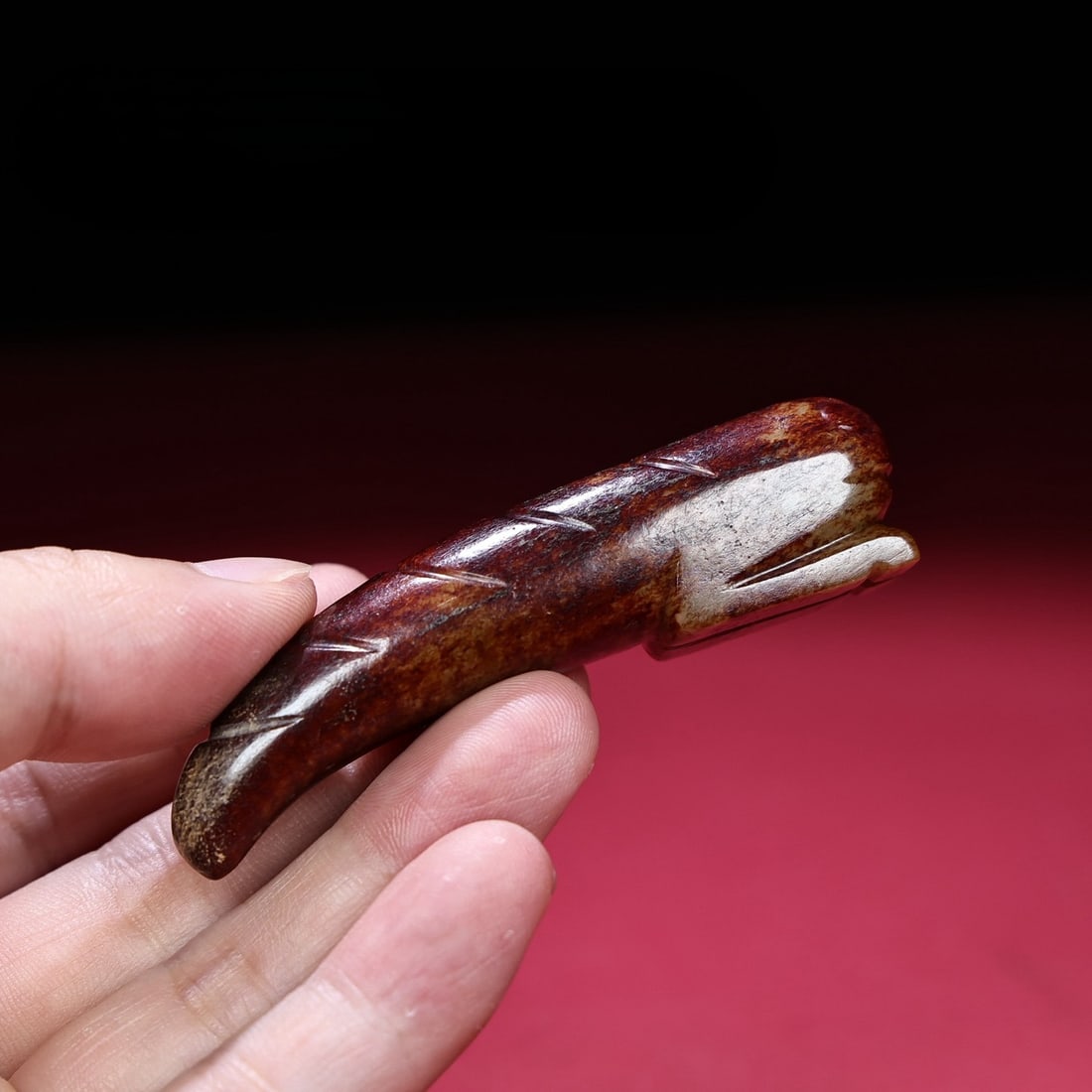 An Exquisite White Jade Hand Piece: An Exquisite White Jade Hand Piece Han Dynasty, China Size:3inx0.7inx0.6in Weight:41g白玉玉蚕把件 中国汉代 Size:7.6cmx1.9cmx1.6cm Weight:41g