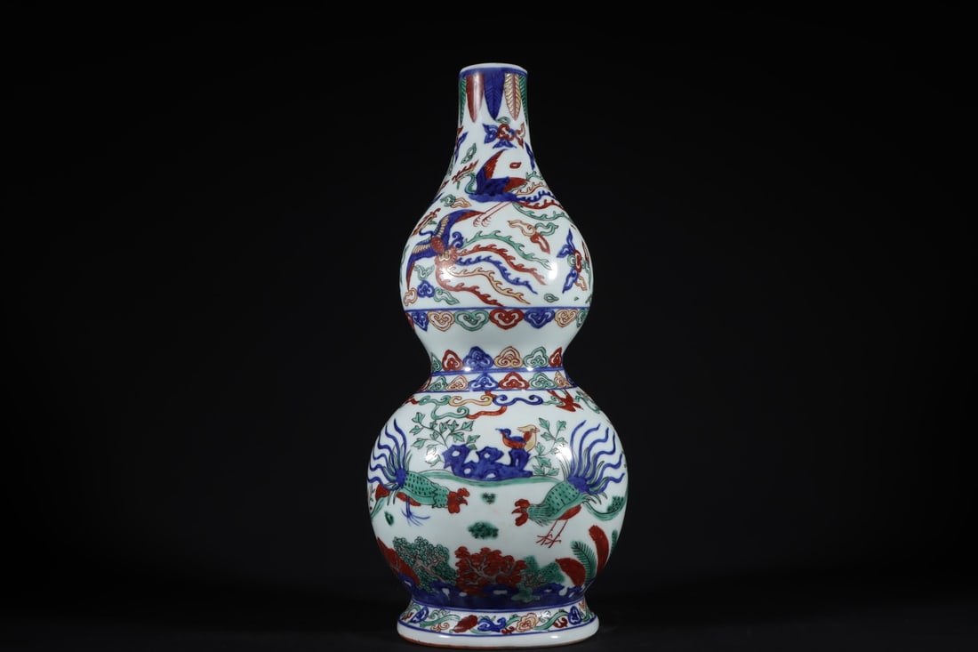 An Exquisite Wucai Flower and Bird Pattern Phoenix Pattern Gourd-Shaped Vase: An Exquisite Wucai Flower and Bird Pattern Phoenix Pattern Gourd-Shaped Vase Ming Dynasty, China Wanli Six-character Mark Size:13.4inx6.1in五彩葫芦壁瓶 中