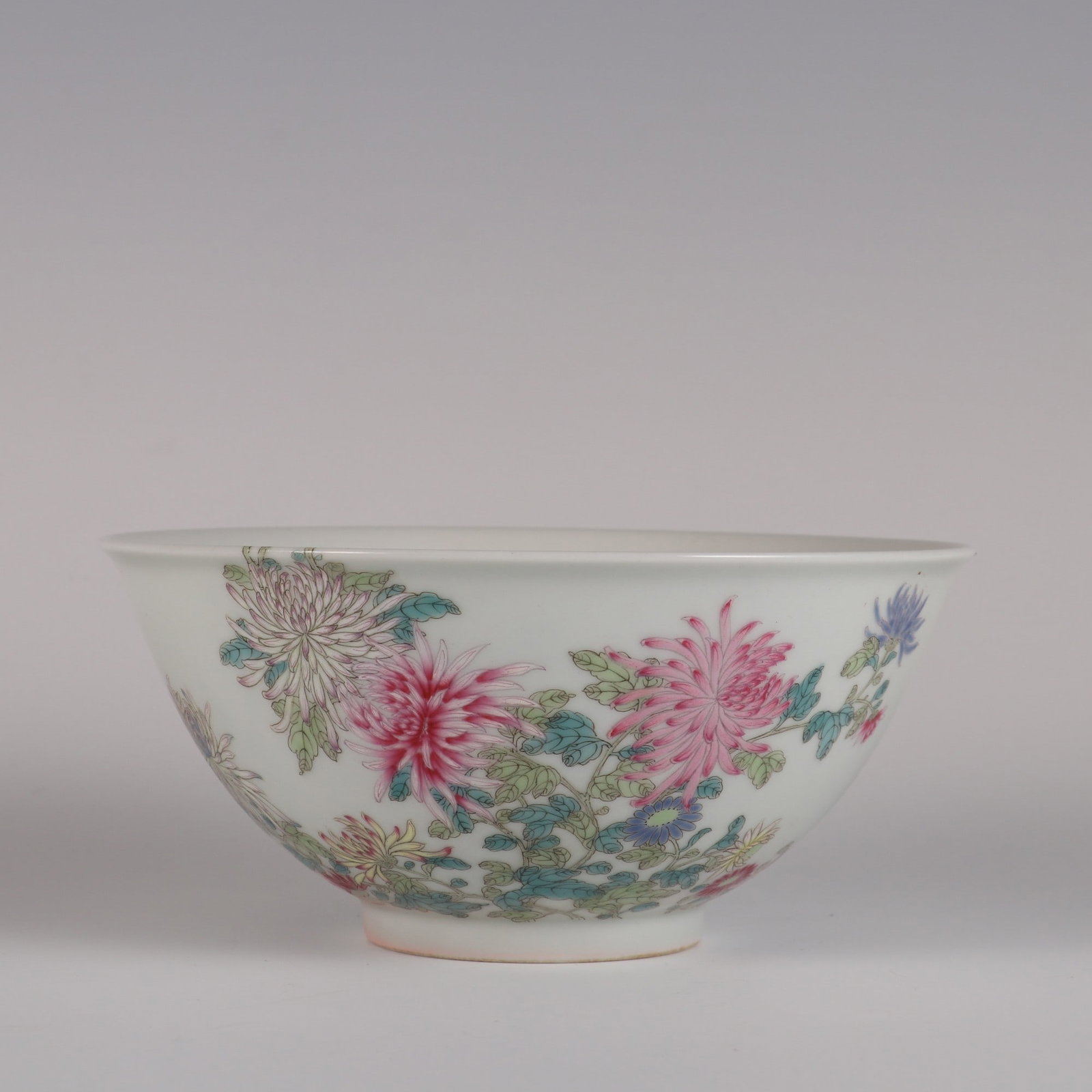 An Exquisite Famille-Rose Flower and Butterfly Pattern Bowl: An Exquisite Famille-Rose Flower and Butterfly Pattern Bowl Qing Dynasty, China Qianlong Six-character Mark Size:2.8inx5.9in粉彩过墙菊花纹宫碗 
