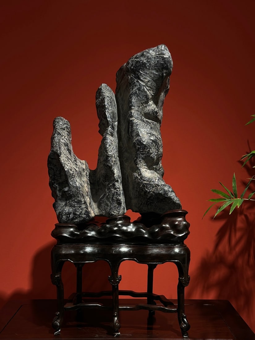 An Exquisite Lingbi Stone Ornament: An Exquisite Lingbi Stone Ornament Qing Dynasty, China Size:27.6inx14.2inx8.7in灵璧石【皴壁连峰】摆件 中国清代