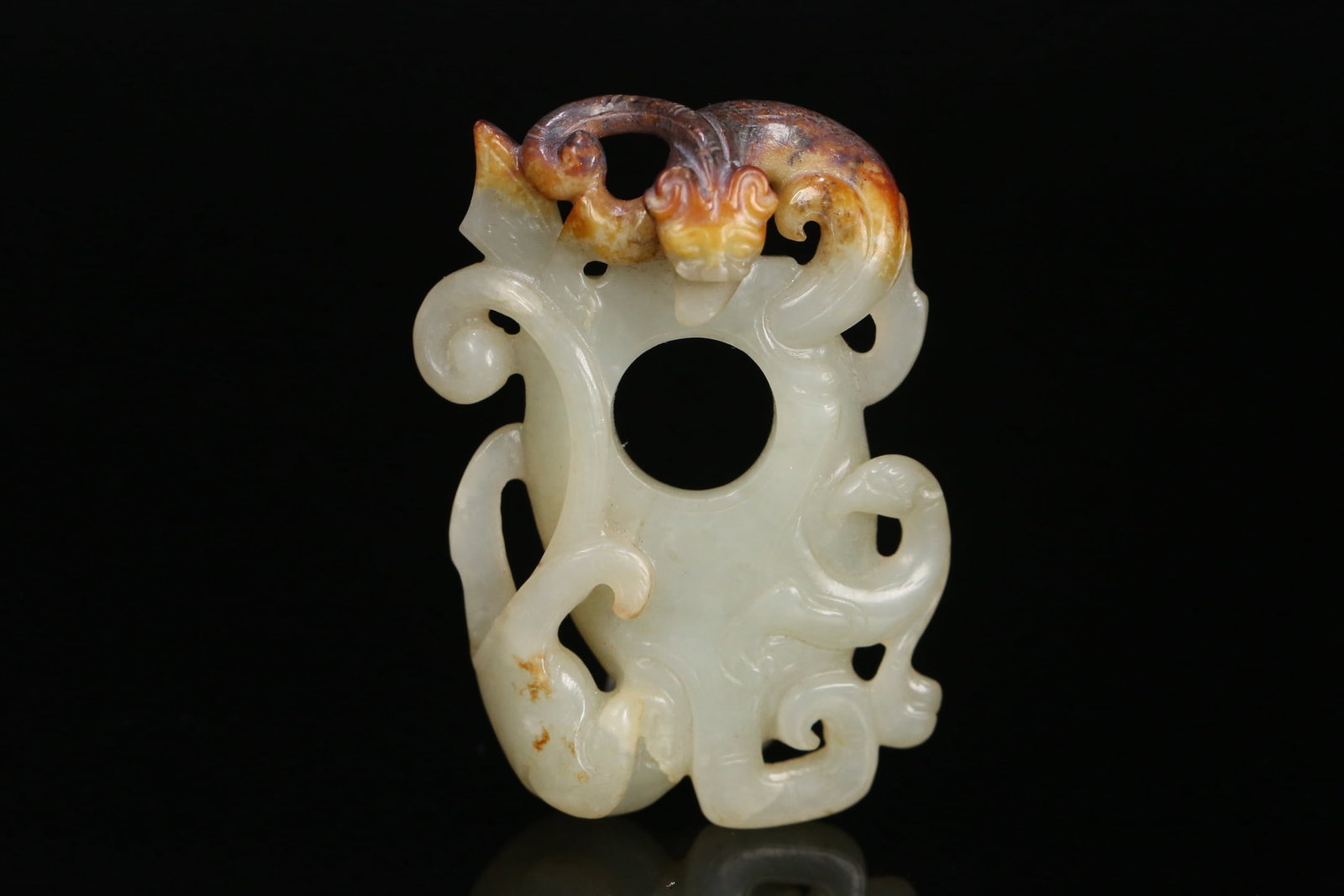 An Exquisite White Jade Chi-Dragon Pattern Pendant: An Exquisite White Jade Chi-Dragon Pattern Pendant Han Dynasty, China Size:2.6inx1.8inx0.6in Weight:37.7g白玉螭龙纹鸡心佩 中国汉ߣ
