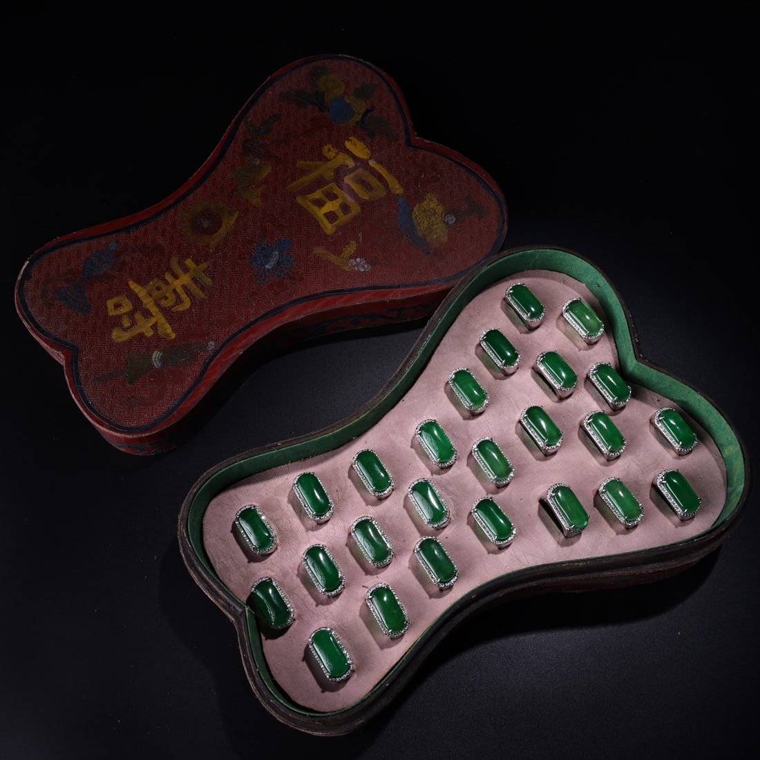 A Set of Fine Jadeite Ring: A Set of Fine Jadeite Ring Qing Dynasty, China Size:11inx7.5inx2.8in翡翠玉戒指一盒 中国清代 Size:28cmx19cmx7cm