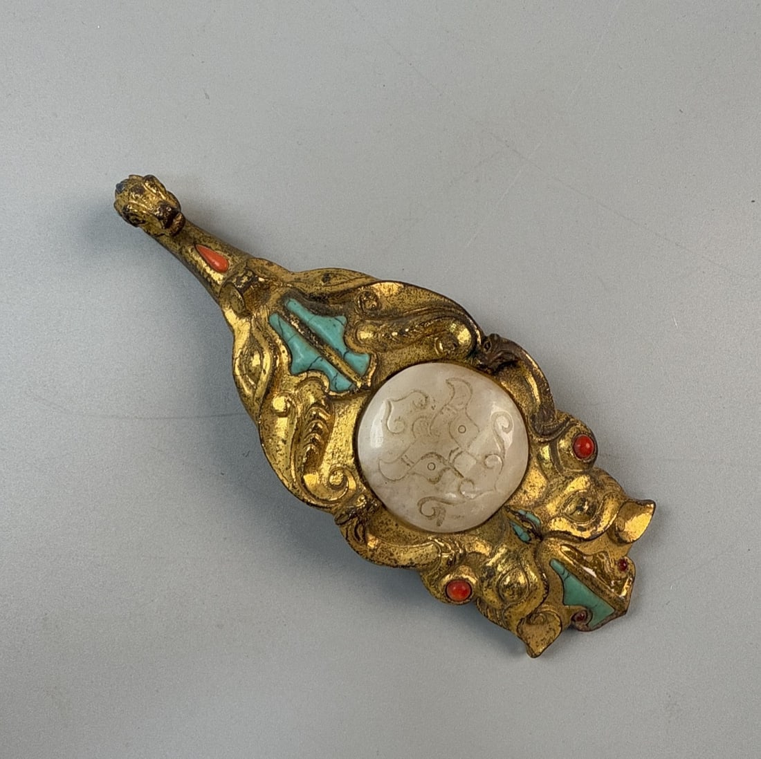 An Exquisite Gilt Bronze Inlaid White Jade Beast-Face Pattern Hook: An Exquisite Gilt Bronze Inlaid White Jade Beast-Face Pattern Hook Qing Dynasty, China Size:6.9inx2.8in Weight:310g铜鎏金白玉镶嵌代钩 中