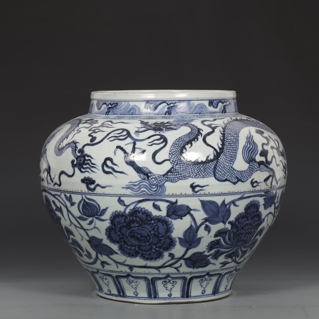 An Exquisite Blue and White Lotus Pattern Dragon Pattern Jar: An Exquisite Blue and White Lotus Pattern Dragon Pattern Jar Yuan Dynasty, China Size:7.1inx12.2in青花缠枝牡丹龙纹大罐 中国Ð