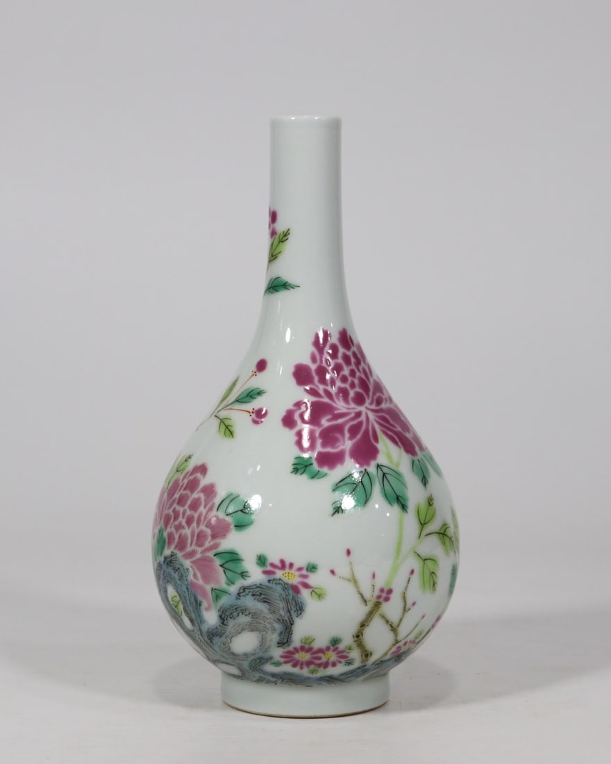An Exquisite Famille-Rose Flower Pattern Vase (1 of 9)