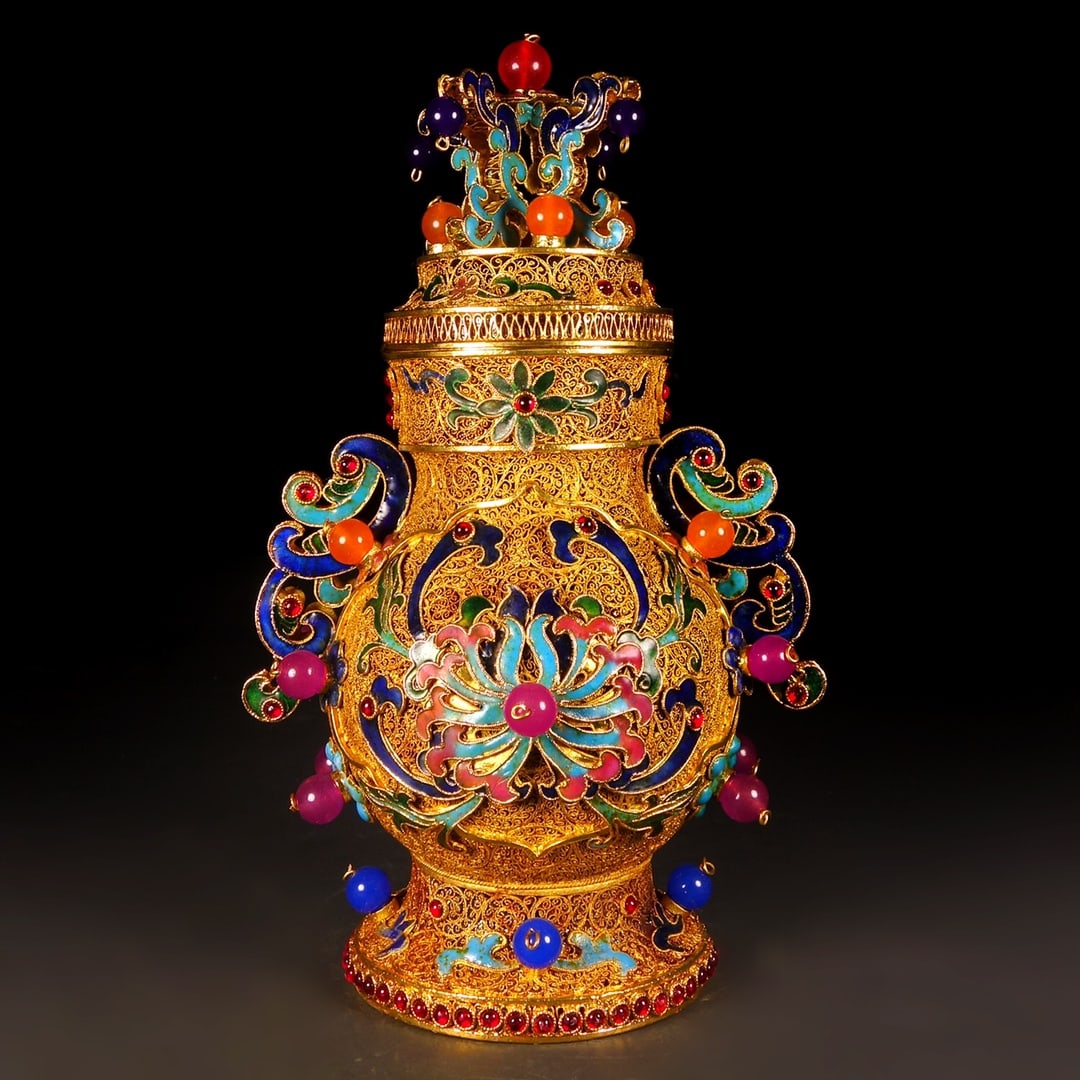 An Exquisite Gilt Bronze Inlaid Gems Lotus Pattern Jar: An Exquisite Gilt Bronze Inlaid Gems Lotus Pattern Jar Qing Dynasty, China Qianlong Four-character Mark Size:9.8inx5.9in Weight:686g铜鎏金珐琅彩罐子 