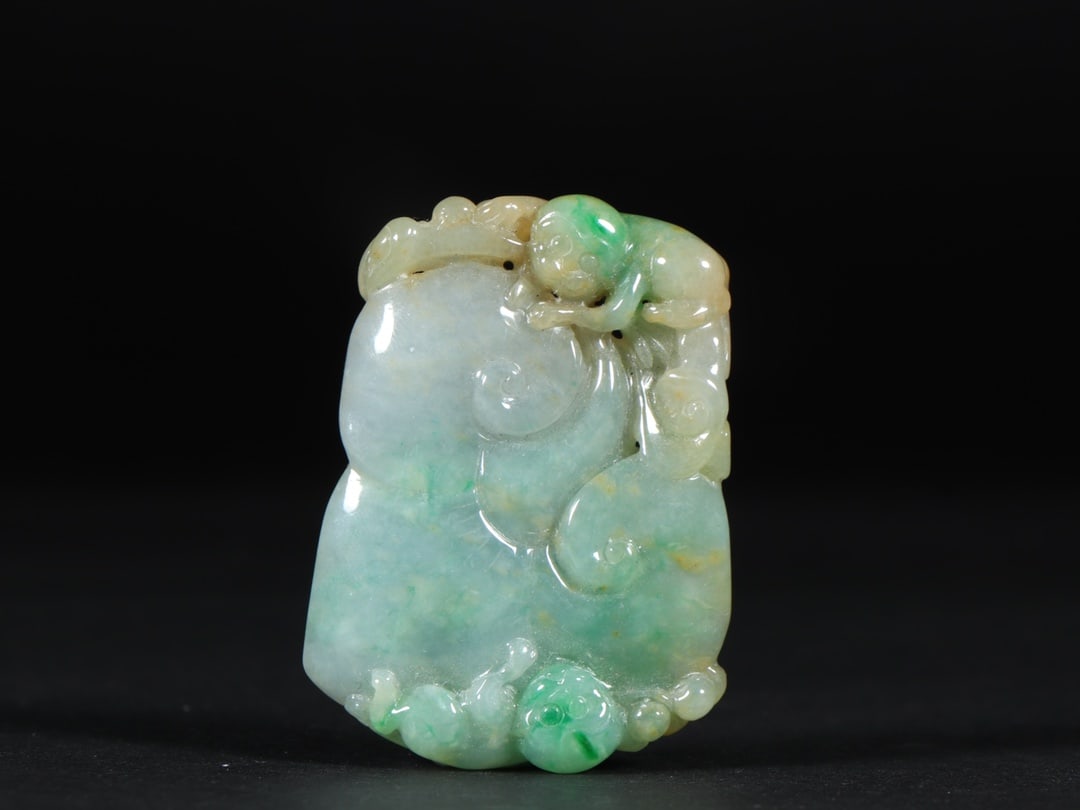 An Exquisite Jadeite Monkey Pattern Ornament: An Exquisite Jadeite Monkey Pattern Ornament Qing Dynasty, China Size:2inx1.5inx0.3in Weight:31g翡翠灵猴献瑞佩 中国清代 Size:5.1cmx3.7
