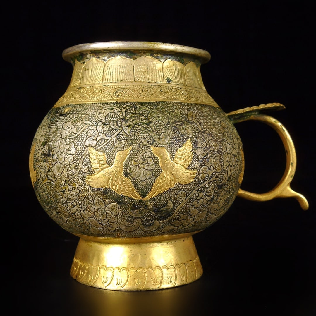 An Exquisite Gilt Bronze Flower and Bird Pattern Jar: An Exquisite Gilt Bronze Flower and Bird Pattern Jar Qing Dynasty, China Qianlong Four-character Mark Size:4.1inx4.7in Weight:299g铜鎏金錾刻罐子 中Þ
