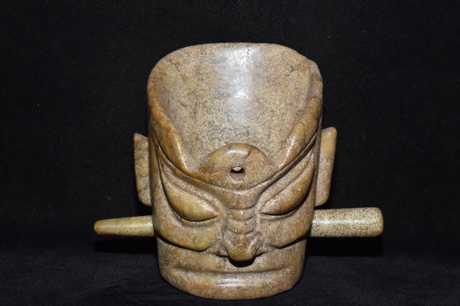 An Exquisite Hemo Jade Ornament: An Exquisite Hemo Jade Ornament Hong Shan Culture Size:5.7inx6.7in Weight:1.06kg河磨玉官帽 红山文化 Size:14.5cmx17cm Weight:1.06kg