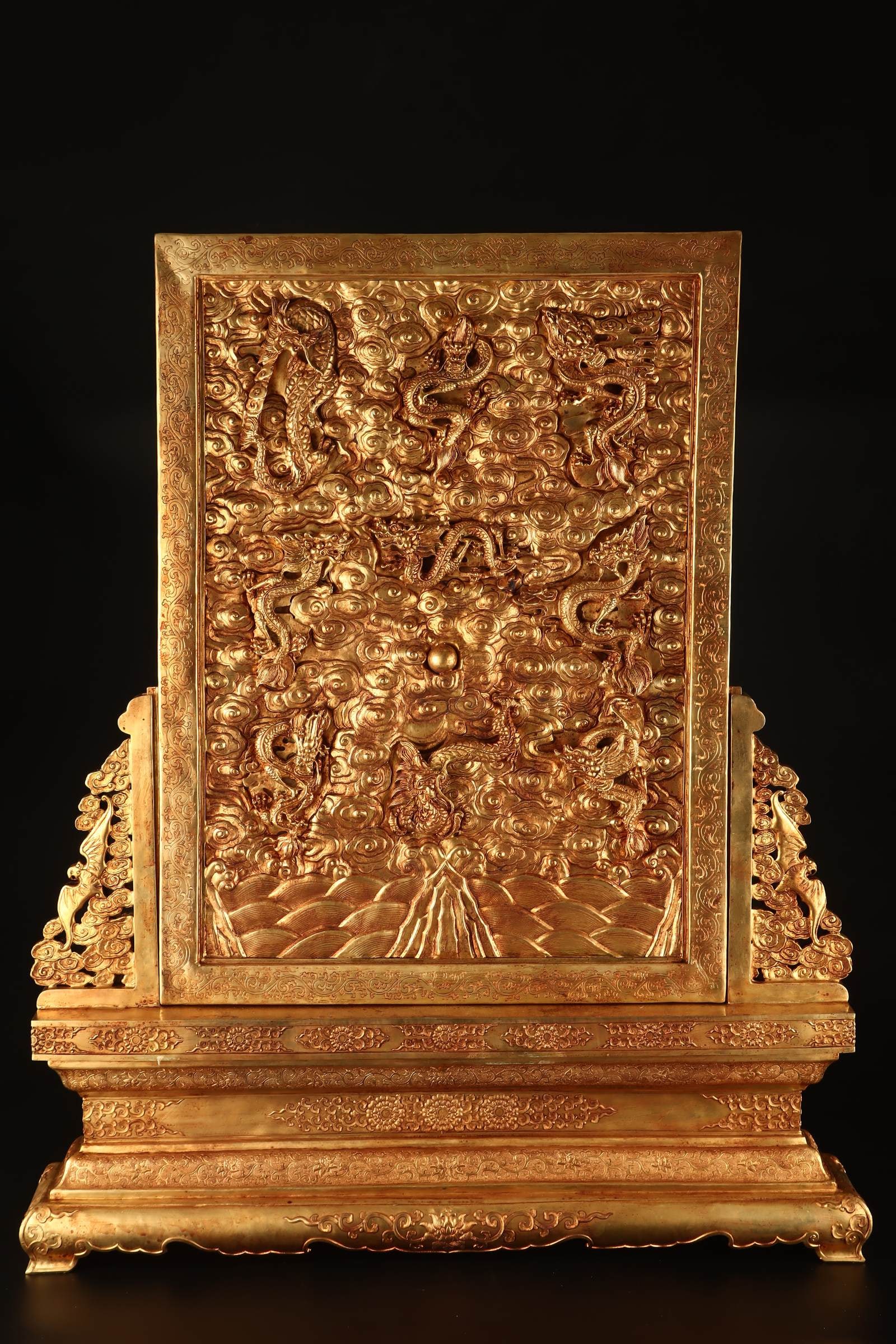 An Exquisite Gilt Bronze Dragon Pattern Screen: An Exquisite Gilt Bronze Dragon Pattern Screen Qing Dynasty, China Qianlong Four-character Mark Size: 32.7inx26.8inx4.7in Weight:51?铜鎏金九龙屏风 中