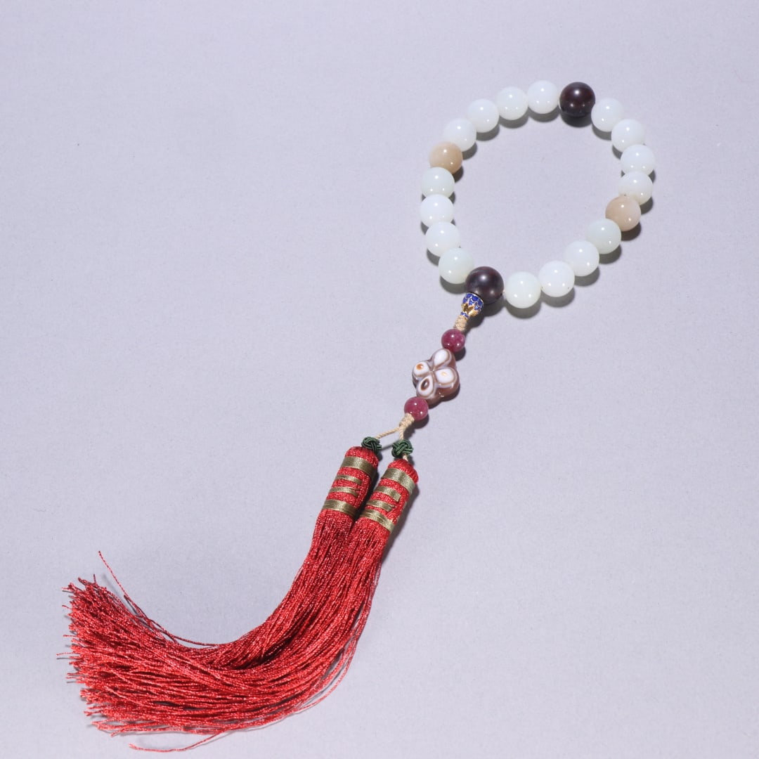 An Exquisite White Jade Bracelets: An Exquisite White Jade Bracelets Qing Dynasty, China Size:0.5in Weight:79.1g白玉十八子手持 中国清代 Size:1.3cm Weight:79.1g