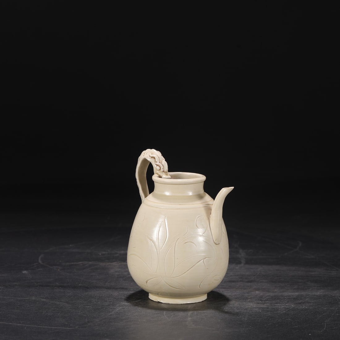 An Exquisite Ding yao Flower Pattern Ewer - 7