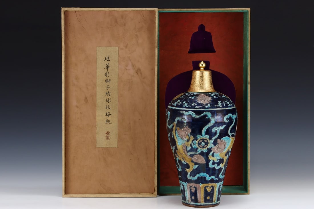 An Exquisite Fahua Glazed Lion Pattern Lotus Pattern Vase: An Exquisite Fahua Glazed Lion Pattern Lotus Pattern Vase Yuan Dynasty, China Size:15.2inx7.7in珐华彩狮子绣球梅瓶 中国元代