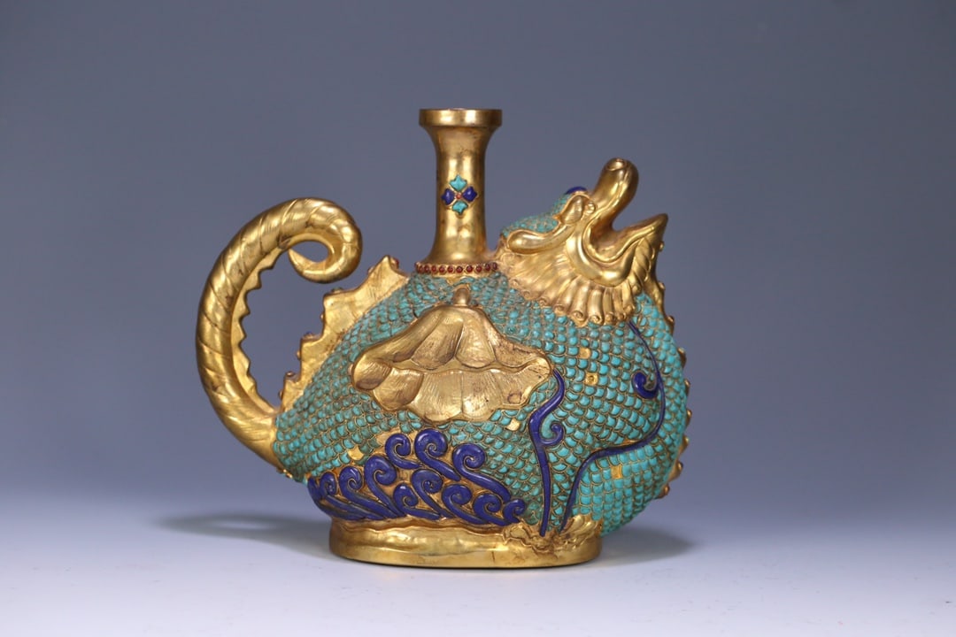 An Exquisite Gilt Bronze Inlaid Turquoise Lapis Lazuli Auspicious Beast-Shaped Ewer: An Exquisite Gilt Bronze Inlaid Turquoise Lapis Lazuli Auspicious Beast-Shaped Ewer Qing Dynasty, China Qianlong Four-character Mark Size:9.4inx10.2inx5.1in Weight:1655g铜鎏金嵌