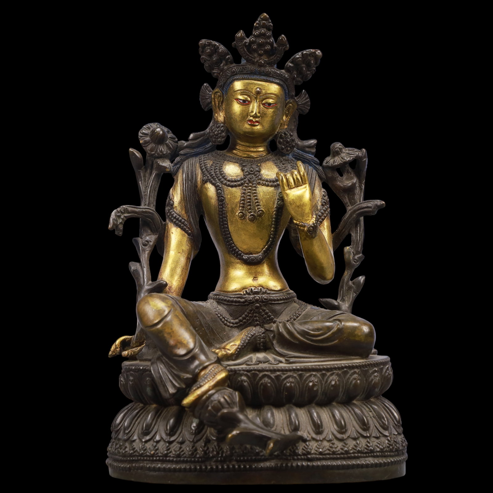 A Exquisite Gilt Bronze Statue of Tara: A Exquisite Gilt Bronze Statue of Tara Ming Dynasty, China Size:5.1inx4.7inx9.1in Weight:3100g铜鎏金度母佛像 中国明代 Size:13cmx12cmx2