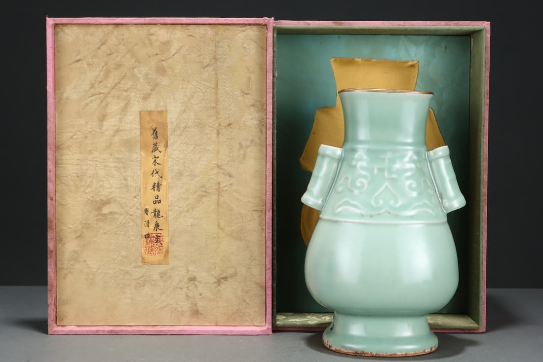 An Exquisite Longquan yao Celadon Glazed Double-Ears Vase: An Exquisite Longquan yao Celadon Glazed Double-Ears Vase Song Dynasty, China Size:10.4inx6.7in龙泉粉青釉贯耳瓶 中国宋代