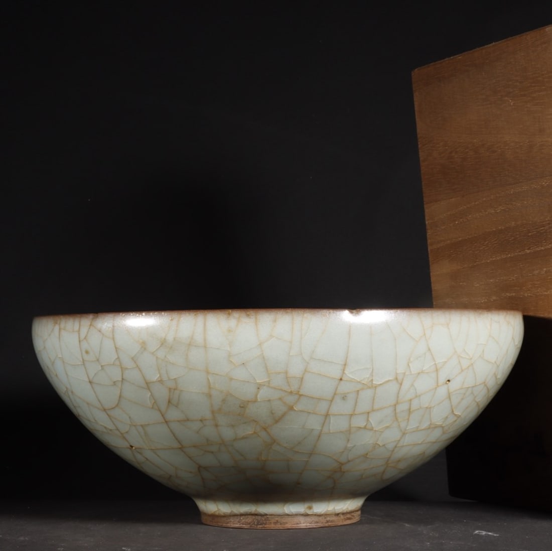 A Exquisite Guan Yao Celadon Glazed Ice Crackle Pattern Bowl: A Exquisite Guan Yao Celadon Glazed Ice Crackle Pattern Bowl,Song Dynasty, China,Size:3.3inx7.8in