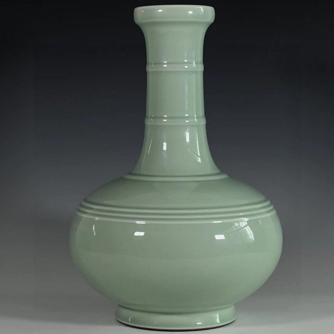 A Exquisite Celadon Glzed String Pattern Vase: A Exquisite Celadon Glzed String Pattern Vase,Qing Dynasty, China,Qianlong Six-character Mark,Size:15.3inx3.8inx5.9in