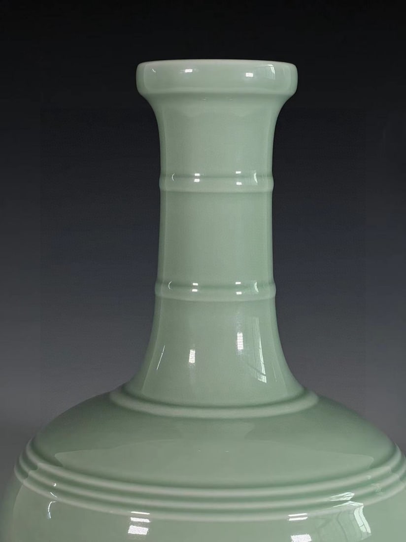 A Exquisite Celadon Glzed String Pattern Vase - 4
