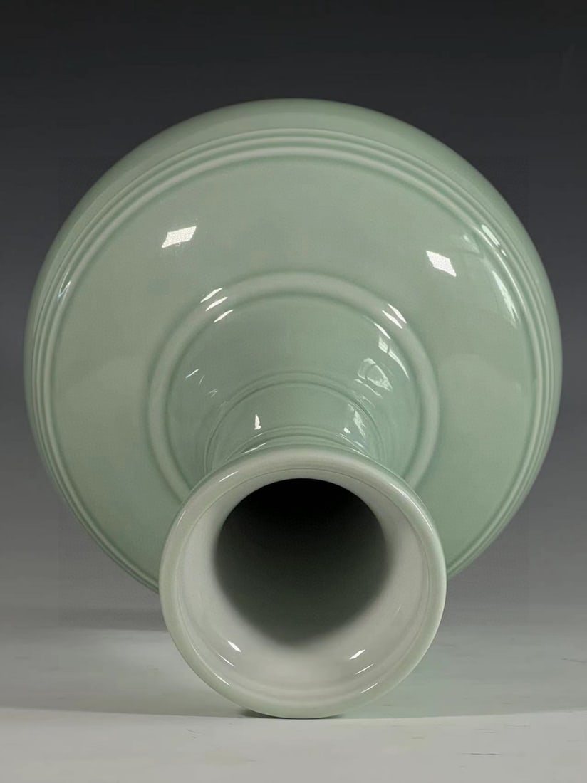 A Exquisite Celadon Glzed String Pattern Vase - 7