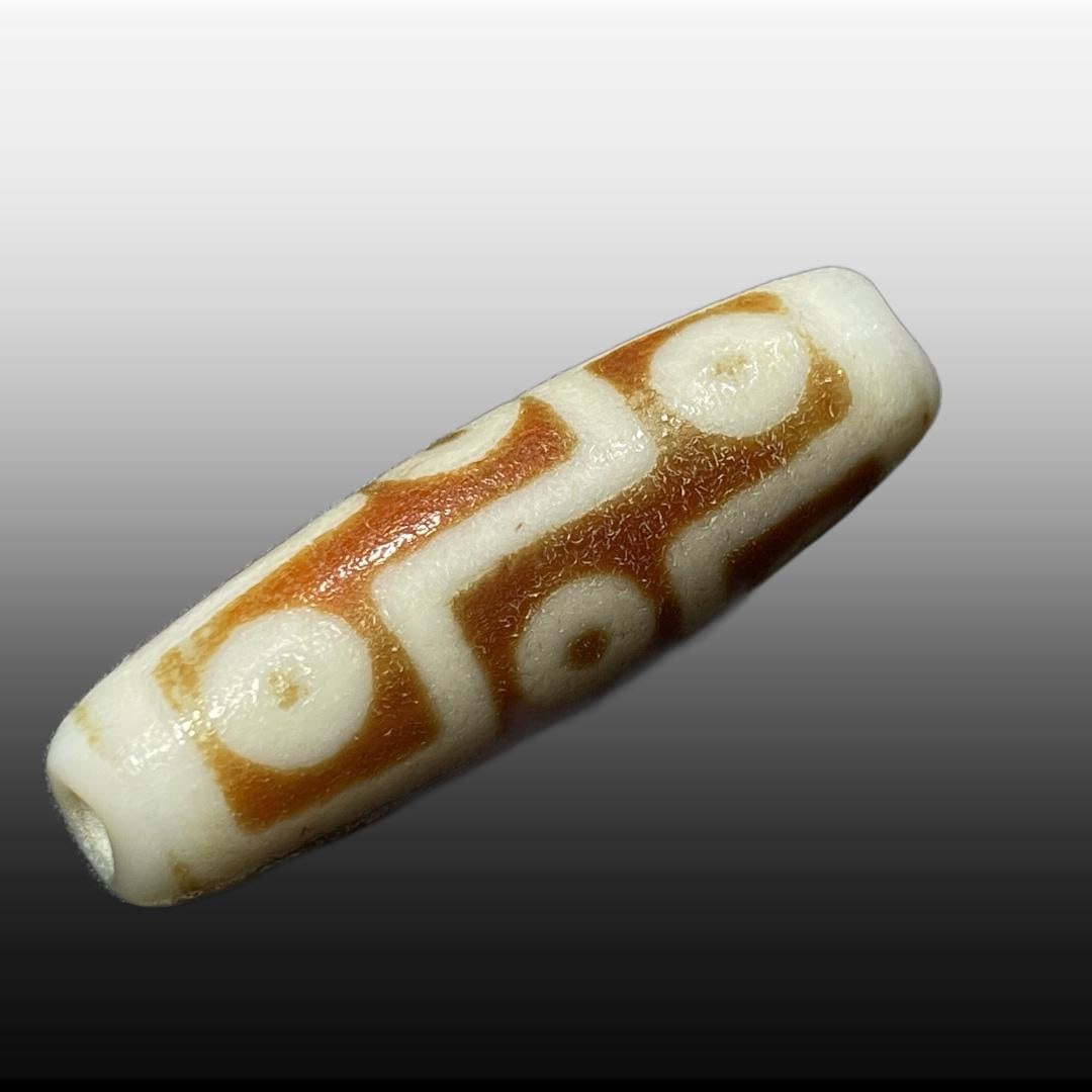 A Exquisite Nine Eye Dzi bead: A Exquisite Nine Eye Dzi bead,Qing Dynasty, China,Size:0.6inx1.9in 九眼天珠,中国清代
