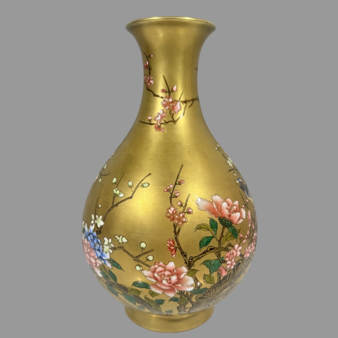 A Exquisite Famille-Rose Painted Gold Flower and Bird Pattern Vase: A Exquisite Famille-Rose Painted Gold Flower and Bird Pattern Vase,Qing Dynasty, China,Yongzheng Four-character Mark,Size:9.4inx5.9inx2.7inx3.2in