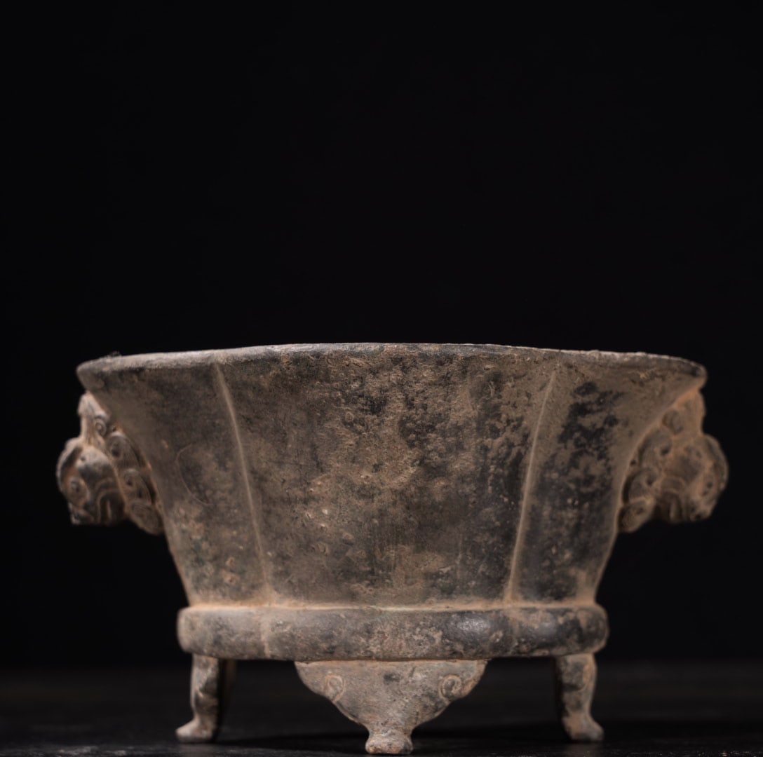A Exquisite Coppery Animal head Censer: A Exquisite Coppery Animal head Censer,Ming Dynasty, China,With Mark,Size:3inx5.3in×4.4in,Weight:1160g 铜兽头炉,中国明代,带款