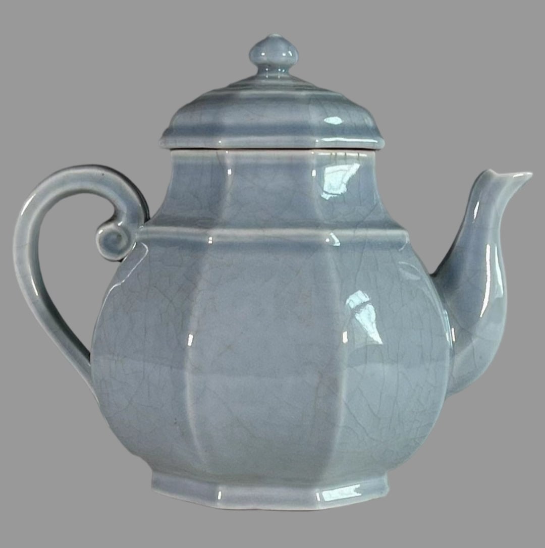 A Exquisite Celadon-White Jade Glazed Ewer: A Exquisite Celadon-White Jade Glazed Ewer,Qing Dynasty, China,Jiaqing Six-character Mark,Size:6.3inx2.8inx3.2in 青白釉壶,中国清代,嘉庆Ð