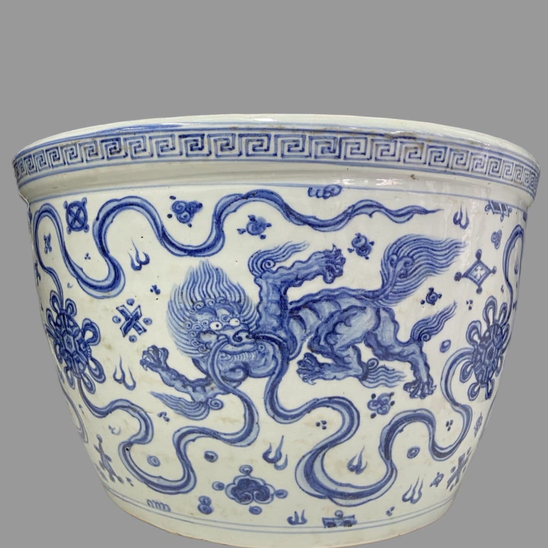 A Exquisite Blue and White Lion Pattern Vat: A Exquisite Blue and White Lion Pattern Vat,Ming Dynasty, China,Size:11inx18.9in 中国明代,青花狮纹缸