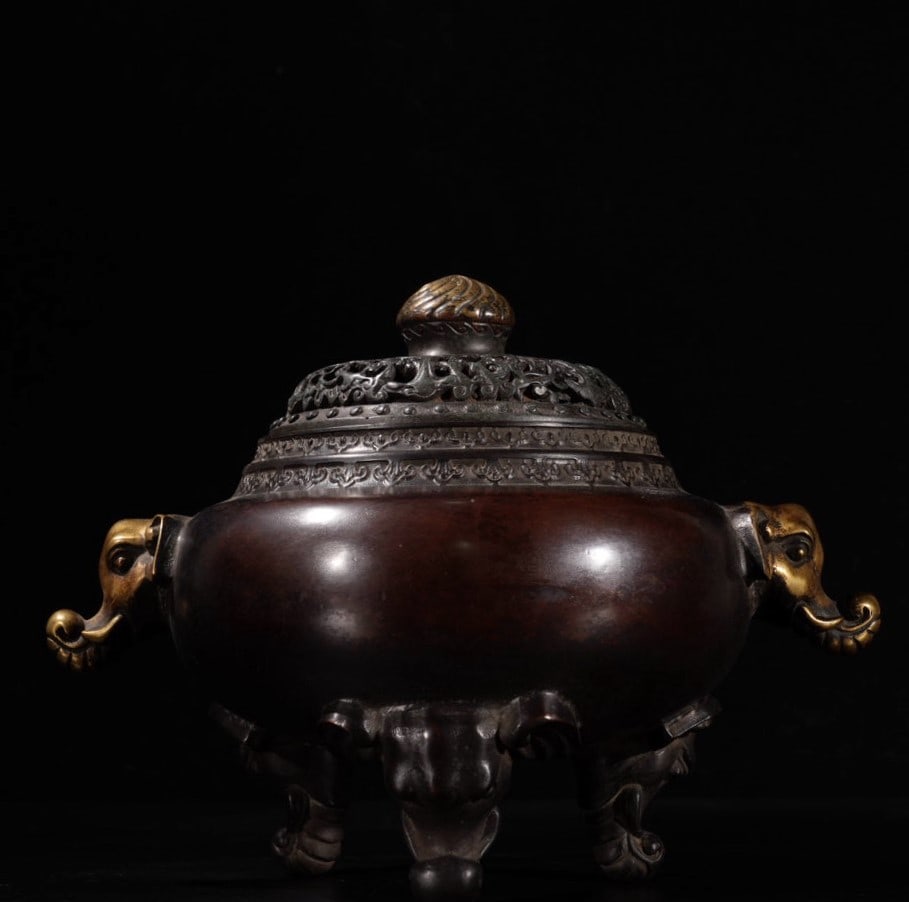 A Exquisite Red Copper Gilt Bronze Elephant-Ears Censer: A Exquisite Red Copper Gilt Bronze Elephant-Ears Censer,Ming Dynasty, China,Xuande Six-character Mark,Size:5.9inx3.8in,Weight:2540g 紫铜鎏金象耳炉,中