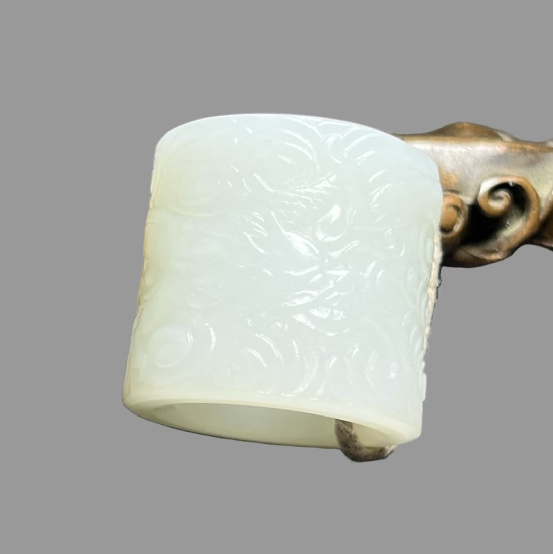 A Exquisite Hotan Jade Dragon Pattern Thumb Ring: A Exquisite Hotan Jade Dragon Pattern Thumb Ring,Qing Dynasty, China,Size:0.8inx1.1in,Weight:35g 和田玉龙纹板指,中国清代
