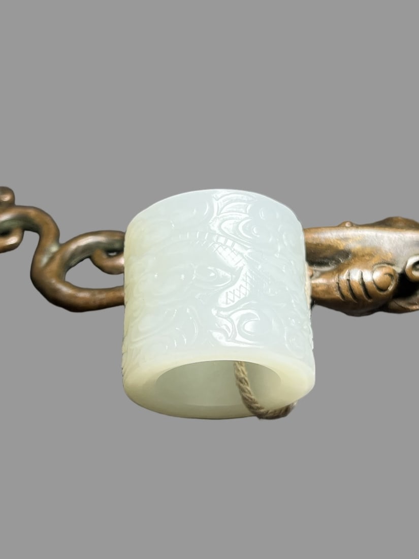 A Exquisite Hotan Jade Dragon Pattern Thumb Ring - 2