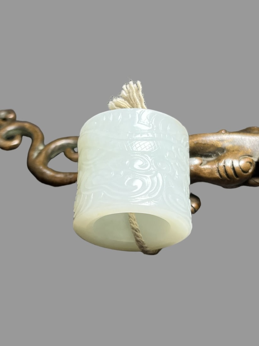 A Exquisite Hotan Jade Dragon Pattern Thumb Ring - 4