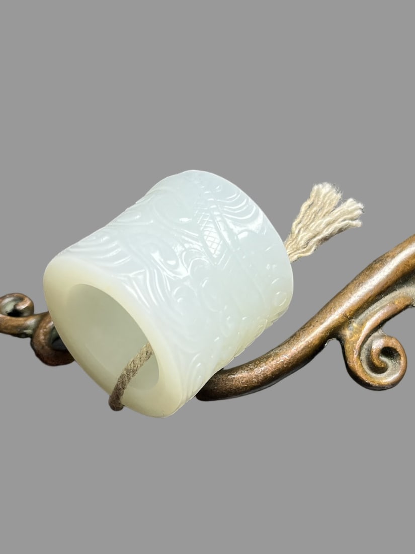 A Exquisite Hotan Jade Dragon Pattern Thumb Ring - 6