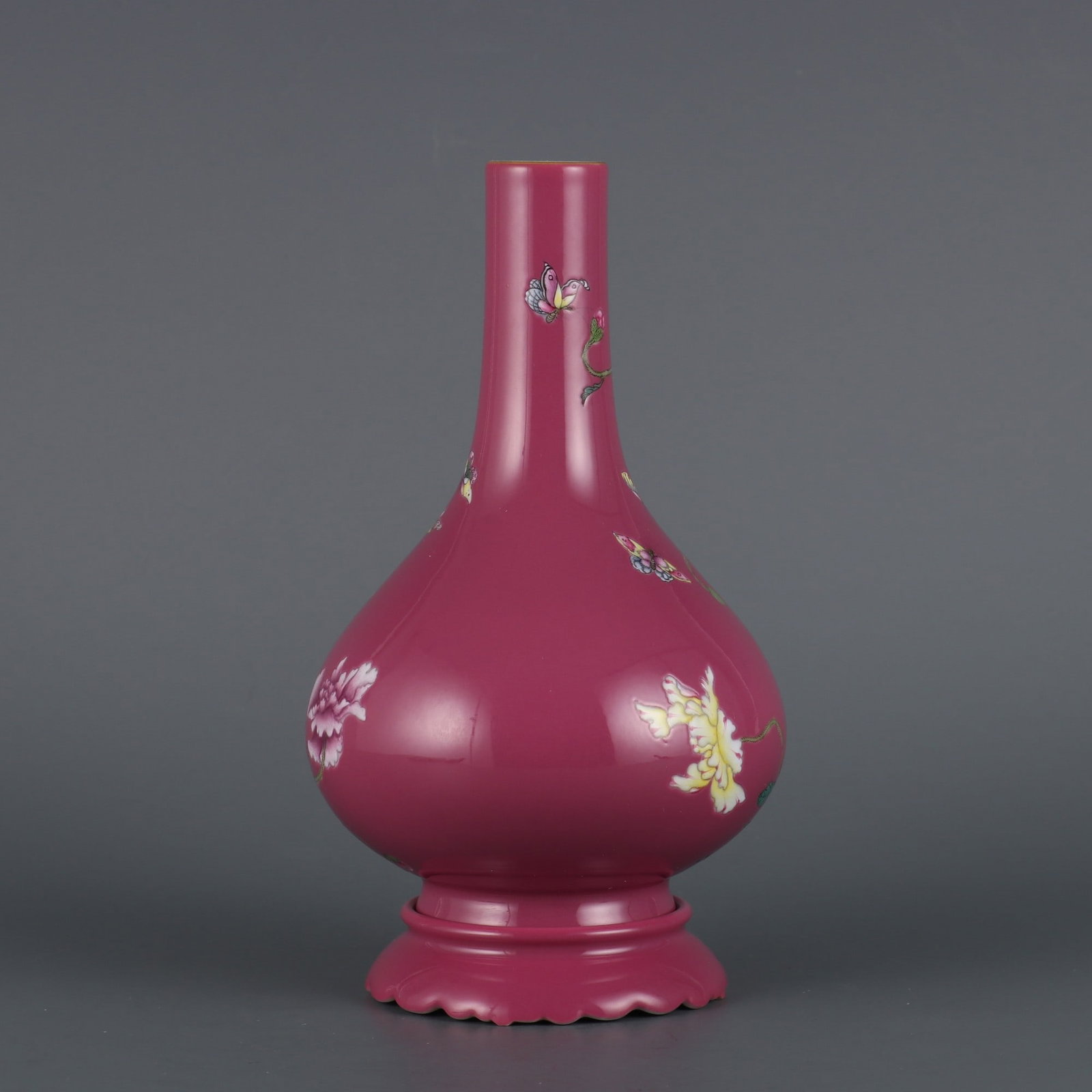 A Exquisite Ruby Red-Glazed Ground Famille-Rose Flower Pattern Vase - 3