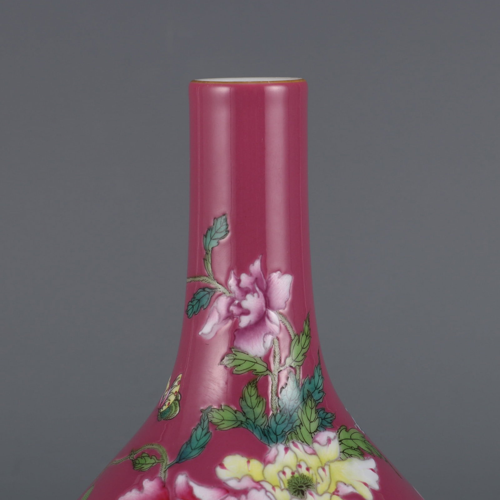 A Exquisite Ruby Red-Glazed Ground Famille-Rose Flower Pattern Vase - 4