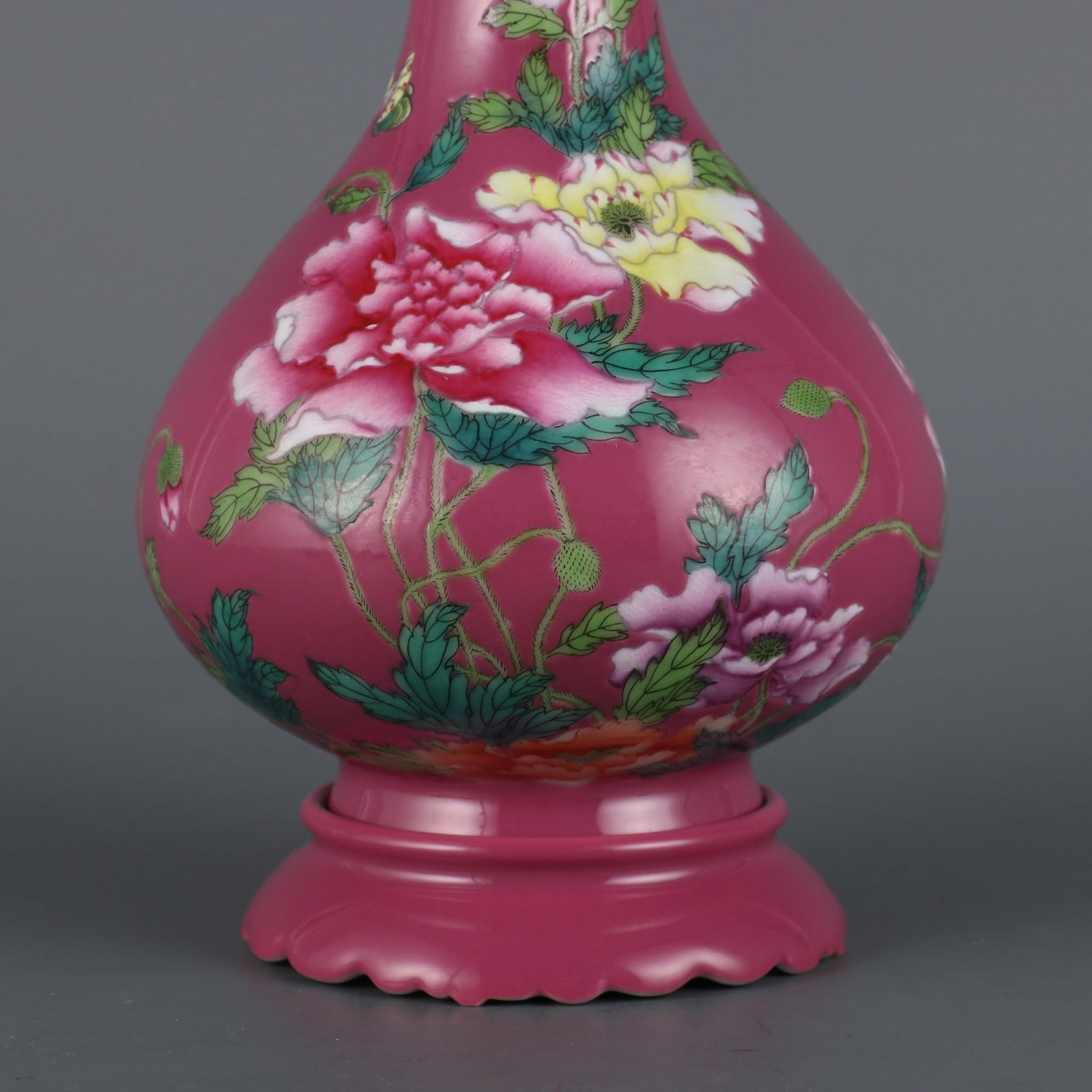 A Exquisite Ruby Red-Glazed Ground Famille-Rose Flower Pattern Vase - 5