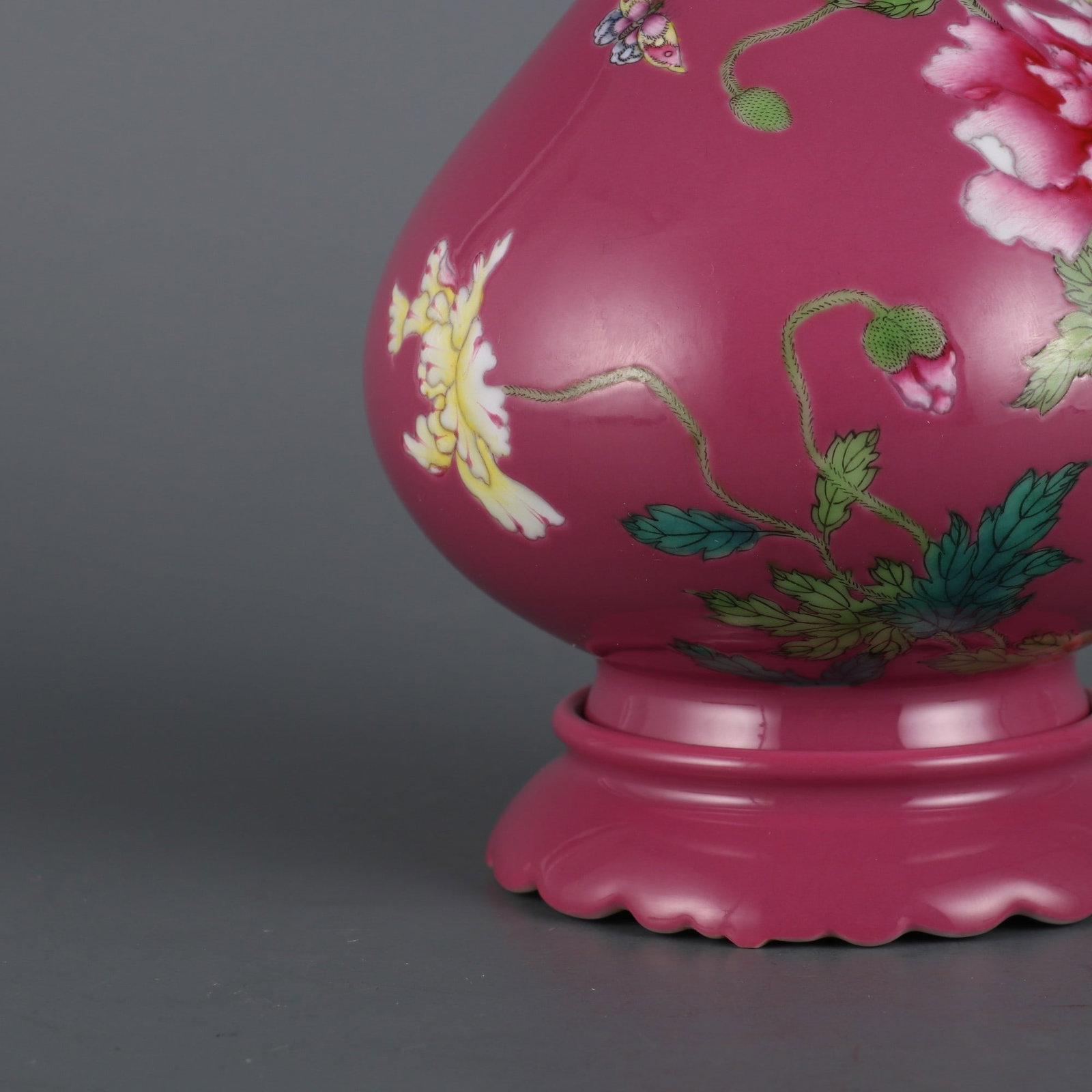 A Exquisite Ruby Red-Glazed Ground Famille-Rose Flower Pattern Vase - 7