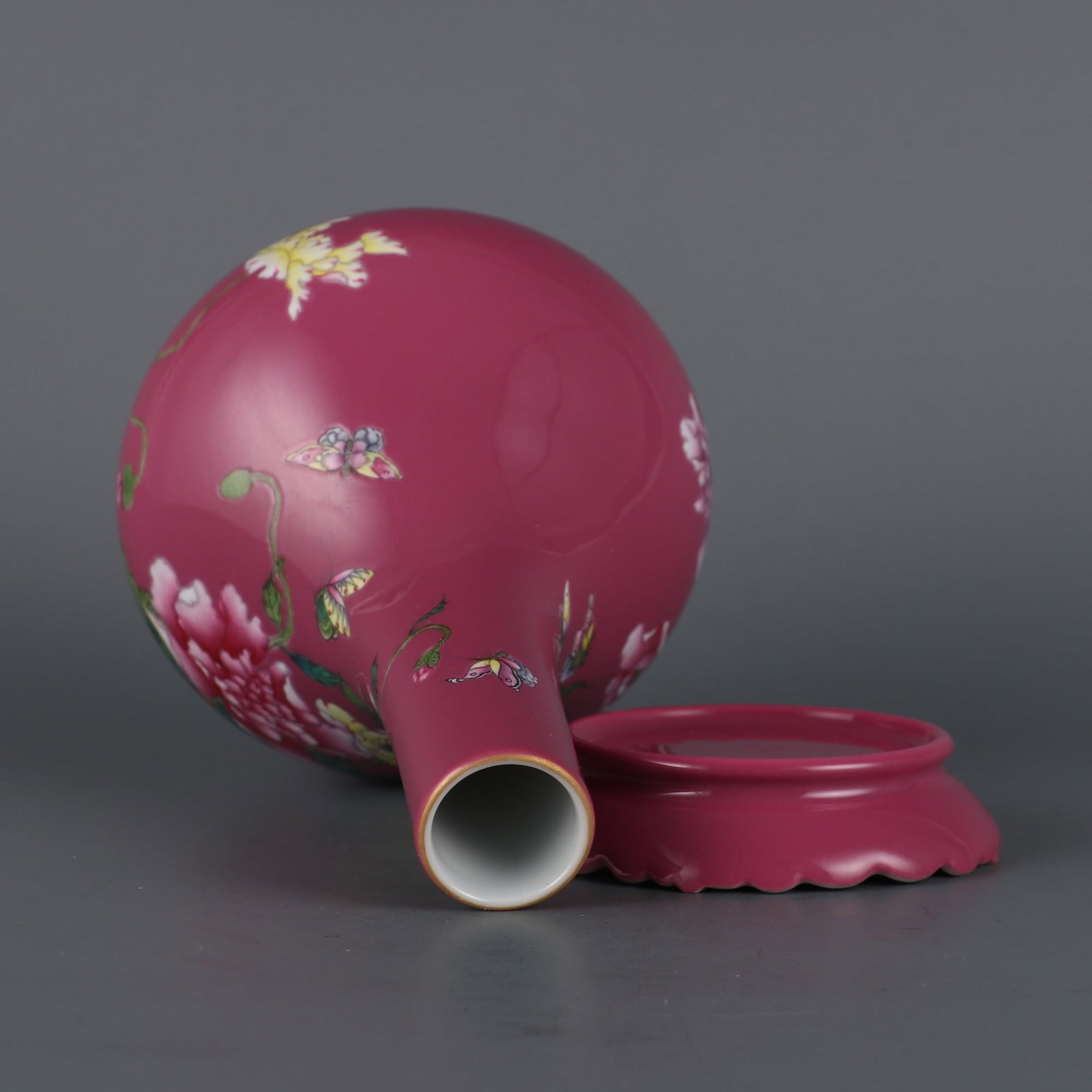 A Exquisite Ruby Red-Glazed Ground Famille-Rose Flower Pattern Vase - 8