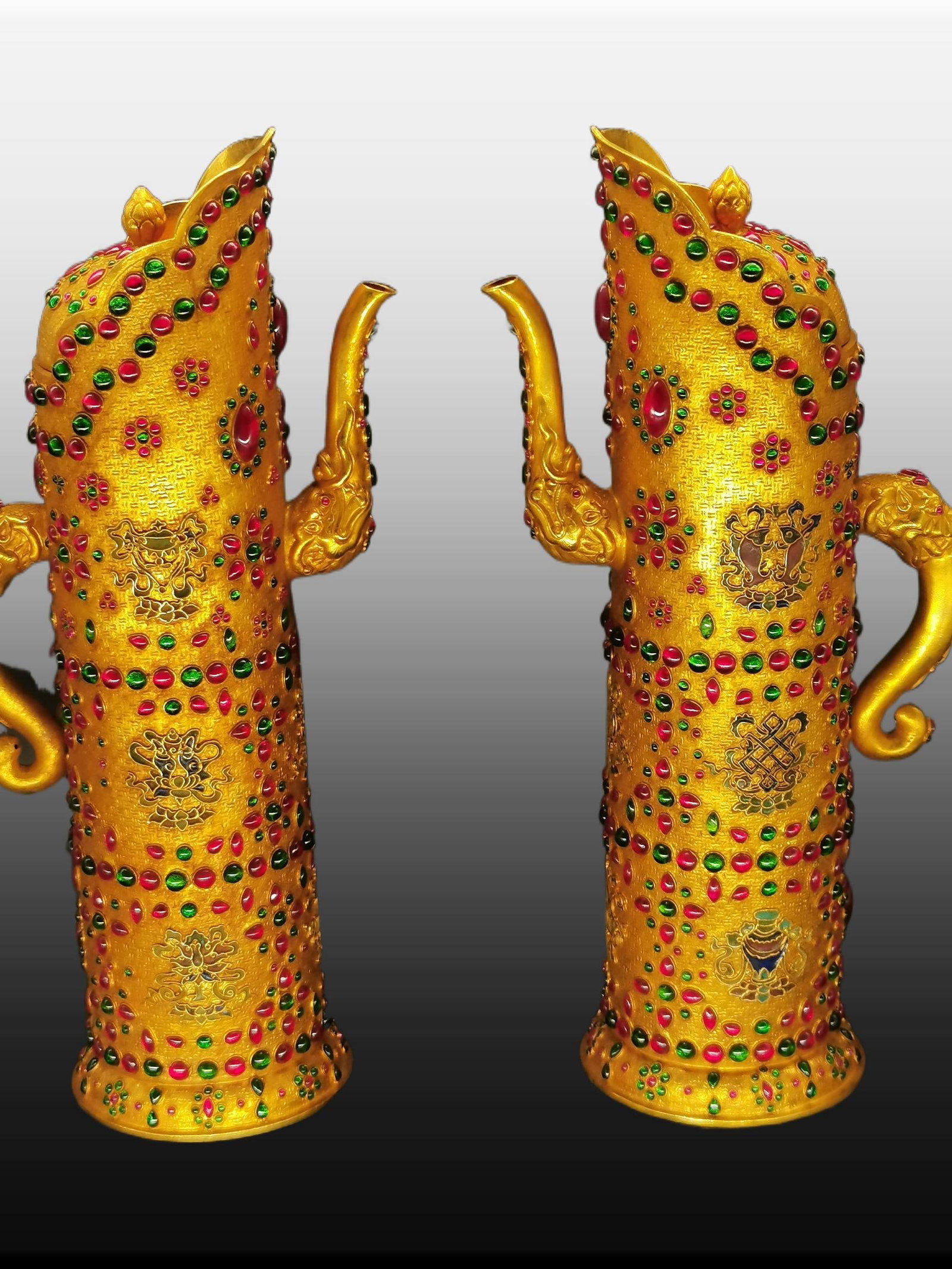 A pair of Exquisite Gilt Bronze Inlaid Gems Jar: A pair of Exquisite Gilt Bronze Inlaid Gems Jar,Qing Dynasty, China,Qianlong Four-character Mark,Size:7.9inx15.4in