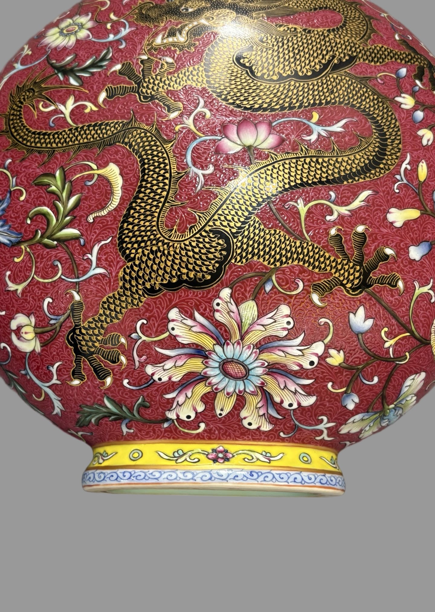 A Exquisite Ruby Red-Glazed Ground Painted Gold Dragon Pattern Vase - 4