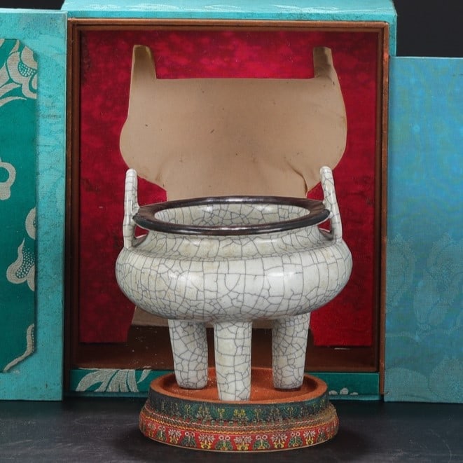 A Exquisite Ge yao Grey Celadon Glazed With Silver Tripod Censer: A Exquisite Ge yao Grey Celadon Glazed With Silver Tripod Censer,Song Dynasty, China,With Mark,Size:6.5inx5.5in