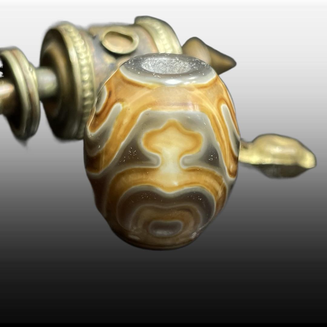A Exquisite Oval Dzi bead: A Exquisite Oval Dzi bead,Qing Dynasty, China,Size:0.7inx0.8in 椭圆天珠,中国清代